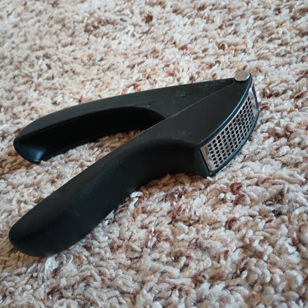 NEW garlic press - black